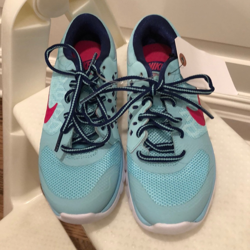 NWT NIKE YOUTH SIZE 3.5 sneakers.